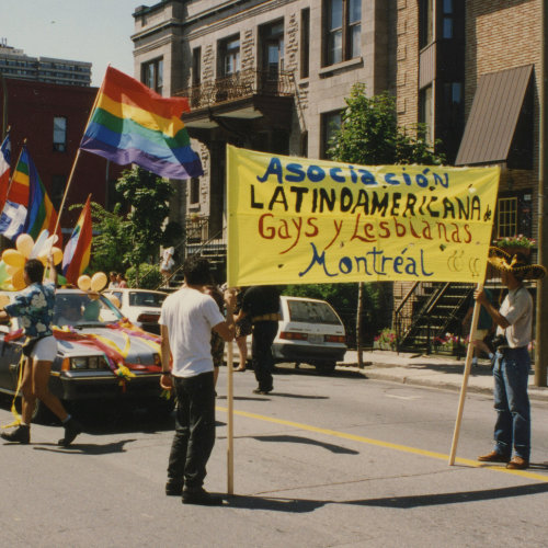 Asociación latinoamericana gays y lesbianas Montréal. Fête des Gais, Avenue Mont-Royal.1er août 1993. Crédit Photo : Michel Bazinet. Collection des Archives gaies du Québec.
