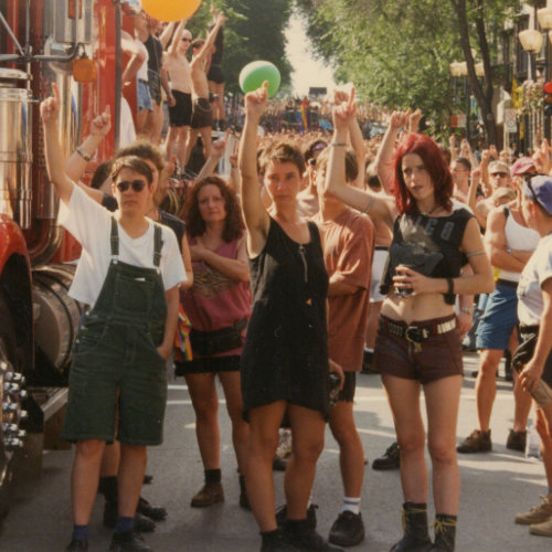 Défilé de la Fierté. La foule est immobile et observe une minute de silence en mémoire des personnes décédées du sida. Août 1996. Crédit photo : Michel Bazinet. Collection des Archives gaies du Québec.