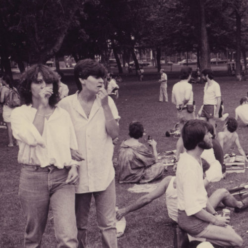 Photo de gens assis en petits groupes discutant et pique-niquant au Parc La Fontaine dans le cadre de la première marche de la fierté gaie à Montréal. 1979. Crédit photo : Denis Plain. Fonds Denis Plain AGQ-F0142. Collection des Archives gaies du Québec.
