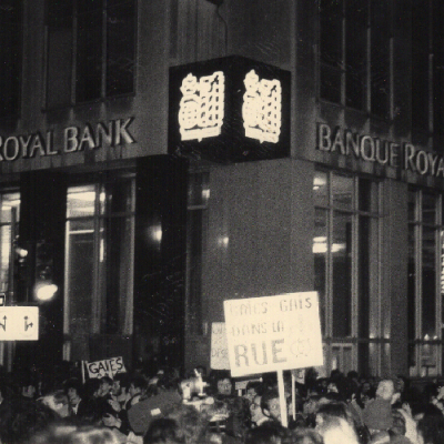 Manifestation du 22 octobre 1977 suivant les descentes sur le Truxx et le Mystique. Crédit photo : photographe inconnu. 22 Octobre 1977. AGQ- F-0017/S11-01-1977. Fonds Association pour les droits des gai(e)s du Québec (ADGQ). Collection des Archives gaies du Québec.