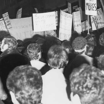 Manifestation suivant la descente du Bud's du 2 juin 1984. Crédit photo : Photographe inconnu. 1984.AGQ- F-0017/S11-01-1984 MB. Fonds de l’Association pour les droits des gai(e)s du Québec (ADGQ). Collection des Archives gaies du Québec.